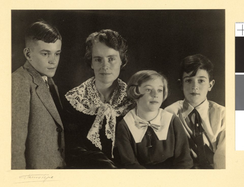 Portret van mevrouw Hondius-Crone en haar kinderen, Toni Arens-Tepe, 1935 BK-D-1967-203-3