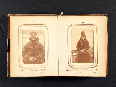 Porträtt av Karin Nilsdotter Finnberg, född Länta, 50 år, Sirkas sameby. Lotten von Düben 1868 - Nordiska Museet - NMA.0033099 2