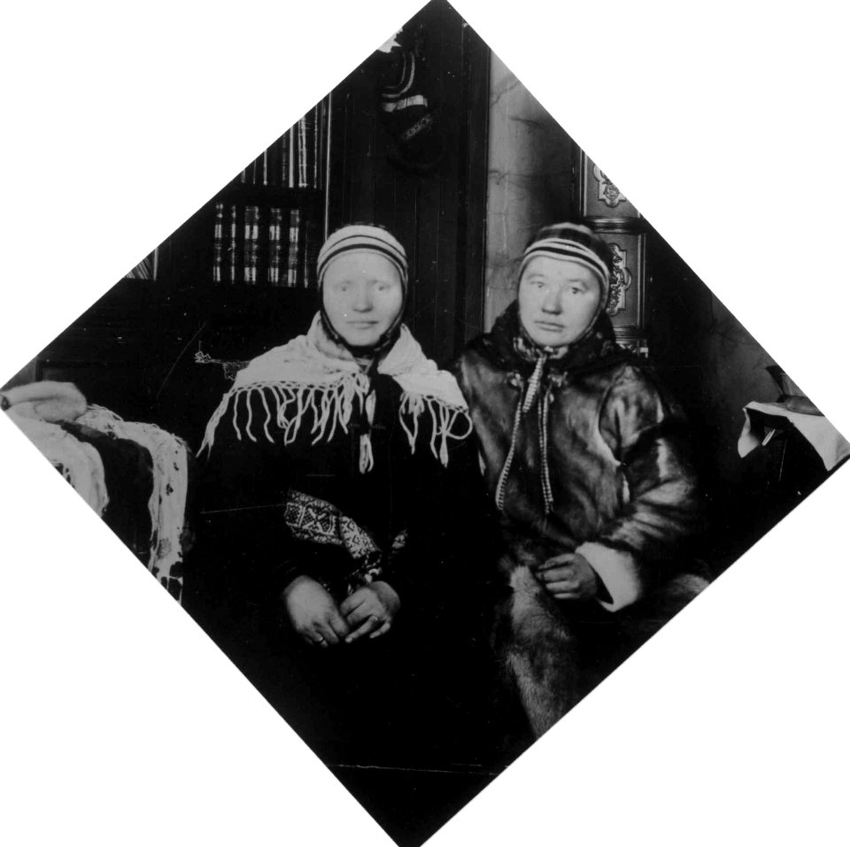 Portrett av 2 samiske piker fra Bøkfjorden, Sør-Varanger, Finnmark - Norsk folkemuseum - NF.11034-001
