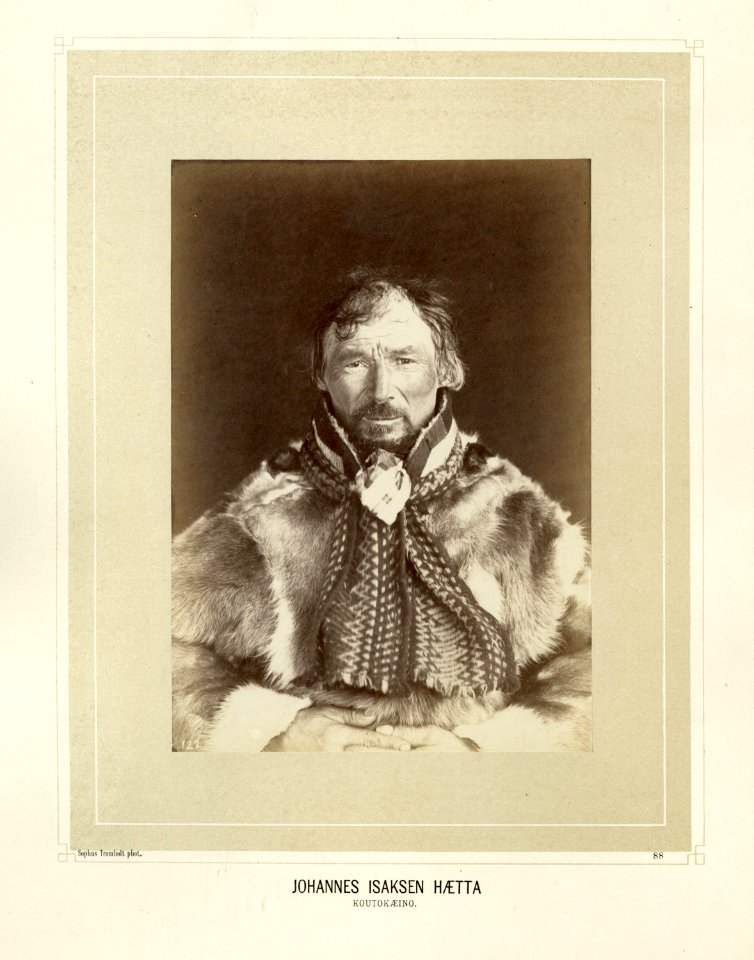 Portrett av Johannes Isaksen Hætta i pesk - Norsk folkemuseum - NF.15006-088