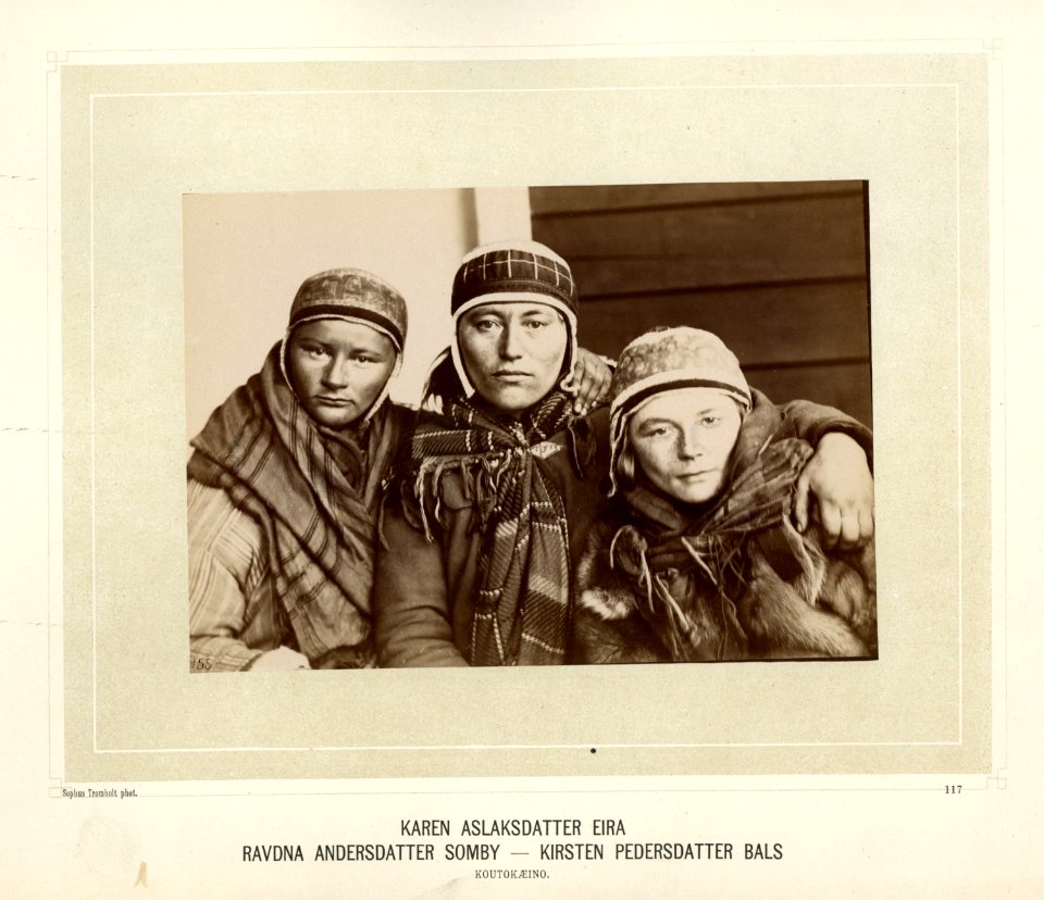 Portrett av Karen Aslaksdatter Eira, Ravdna Andersdatter Somby og Kirsten Pedersdatter Bals - Norsk folkemuseum - NF.15006-111