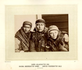 Portrett av Karen Aslaksdatter Eira, Ravdna Andersdatter Somby og Kirsten Pedersdatter Bals - Norsk folkemuseum - NF.15006-111