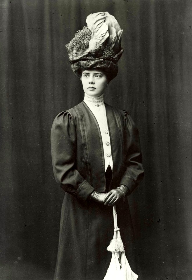 Porträtt av fröken Ester Insulander, gift Fergus, Banérgatan i Stockholm, 1900 - Nordiska Museet - NMA.0034254