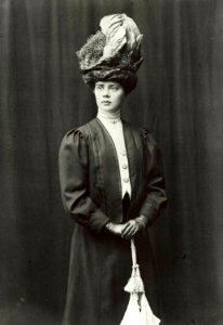 Porträtt av fröken Ester Insulander, gift Fergus, Banérgatan i Stockholm, 1900 - Nordiska Museet - NMA.0034254 photo