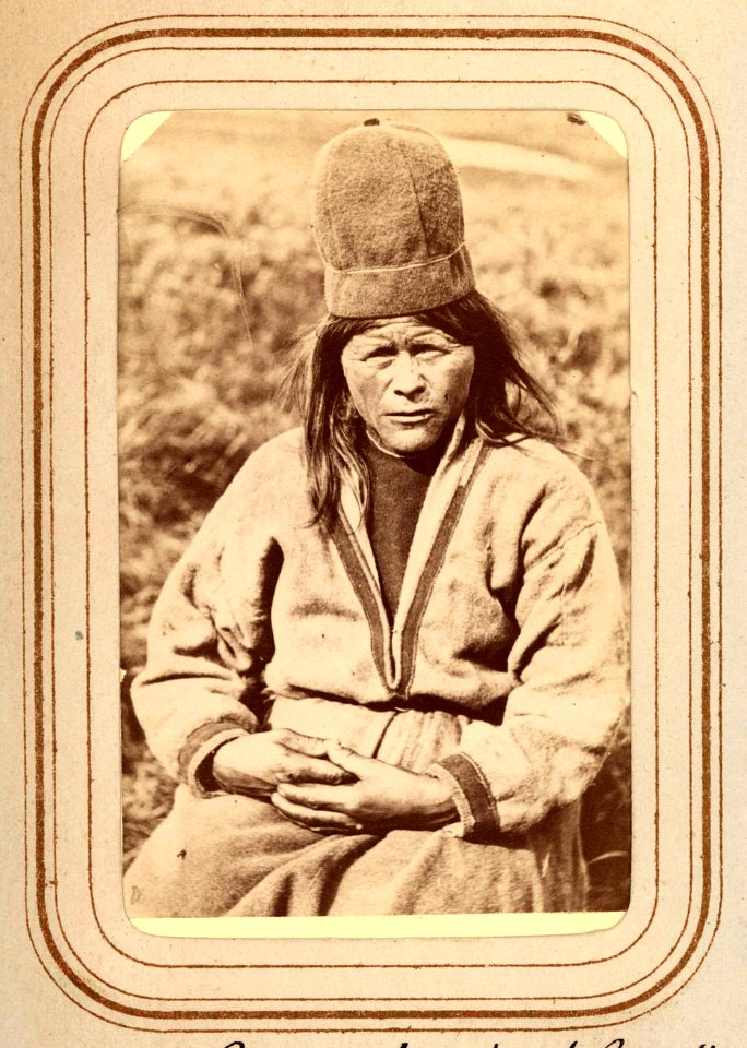 Porträtt av änkan Ristin Menlös f. Pantsi, 44 år, Tuorpons sameby. Lotten von Düben 1868 - Nordiska Museet - NMA.0033102 1