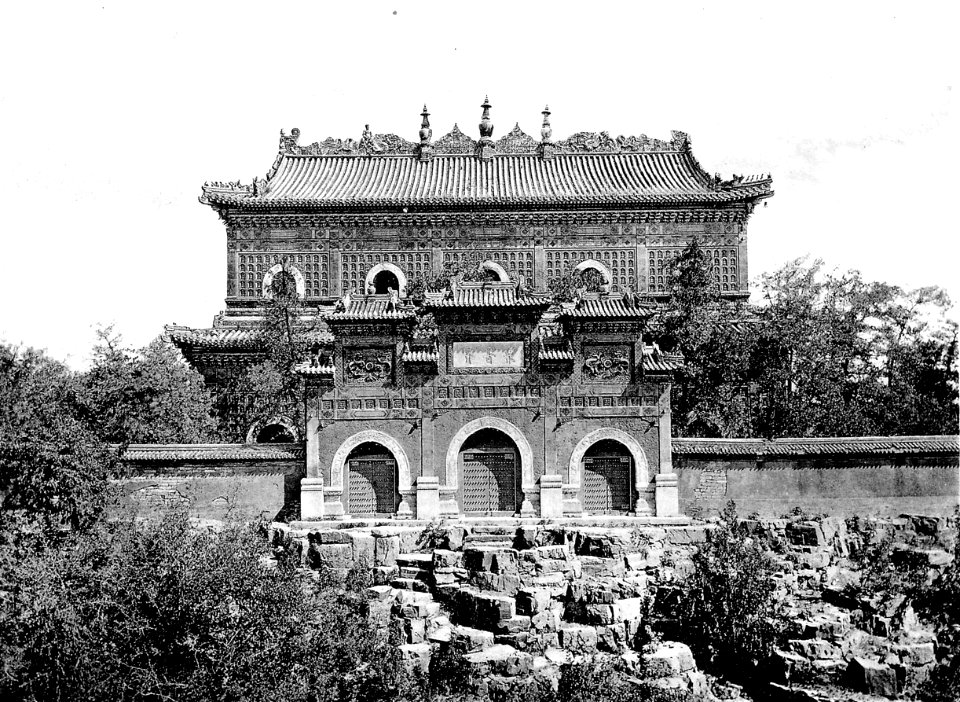 Porzellantempel hinter dem Hauptgebäude