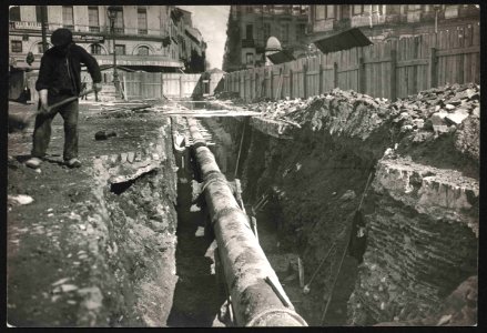 Pose de canalisations d'égouts place du Capitole. - FRAC31555 1Fi0234