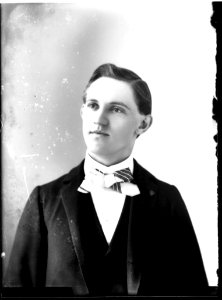 Portrait photograph of Frank R. Snyder 1900 (3194669883) photo
