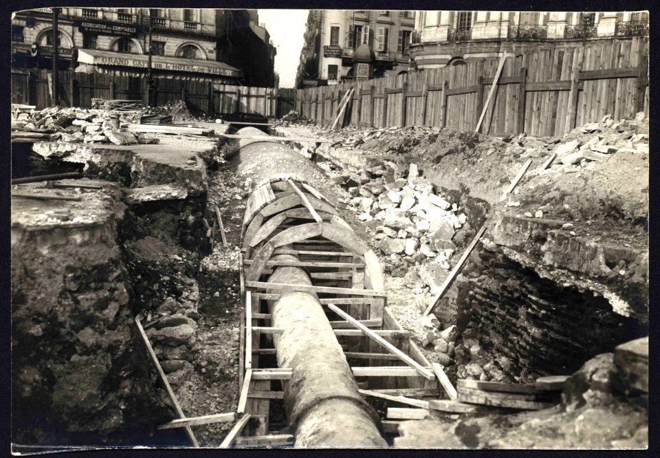 Pose de canalisations d'égouts place du Capitole. - FRAC31555 1Fi0248