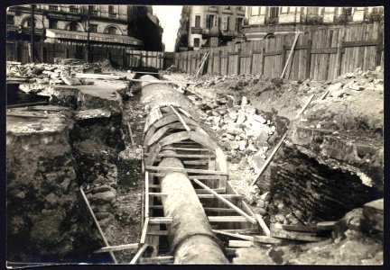 Pose de canalisations d'égouts place du Capitole. - FRAC31555 1Fi0248