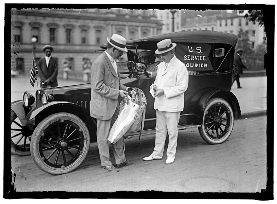 POST OFFICE DEPARTMENT. AUTO MAIL TRANSPORT, 'U.S. SERVICE COURIER'- C.H. CLAUDY AND REP. RAKER OF CALIFORNIA; MRS. ROE FULKERSON AT WHEEL LCCN2016868221