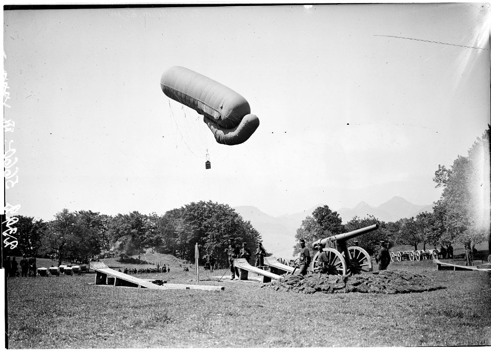 Positionsgeschütz in Feuerstellung. Darüber ein Beobachterballon - CH-BAR - 3241663