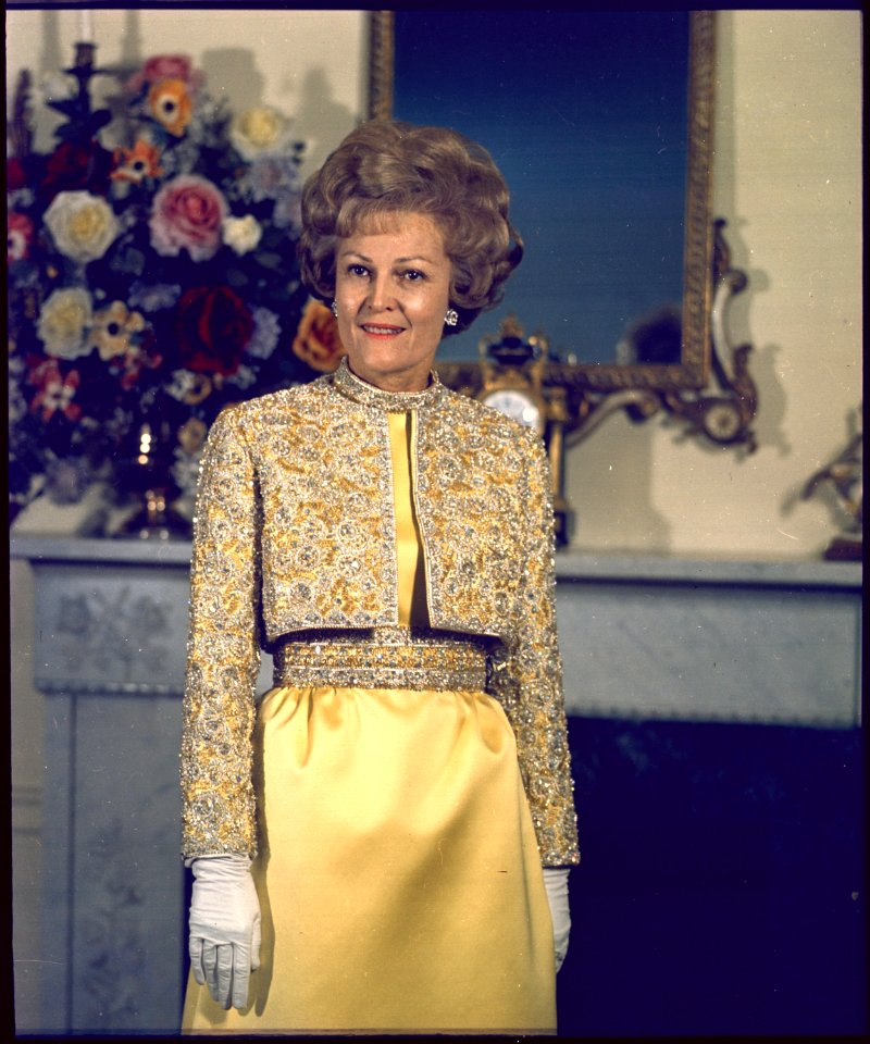 Portrait of Mrs. Nixon - NARA - 194324
