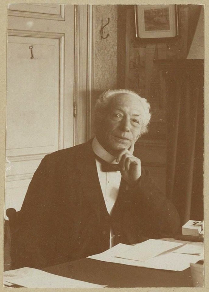 Portret van de architect Jacobus Gerardus van Niftrik (1833-1910), aan zijn bureau Elles (1835-1910 (max res)