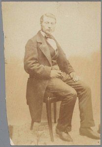 Portret van een onbekende jonge man zittend op stoel in tuin, foto 2 (max res)