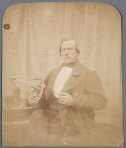 Portret van een onbekende man met sextant (max res)