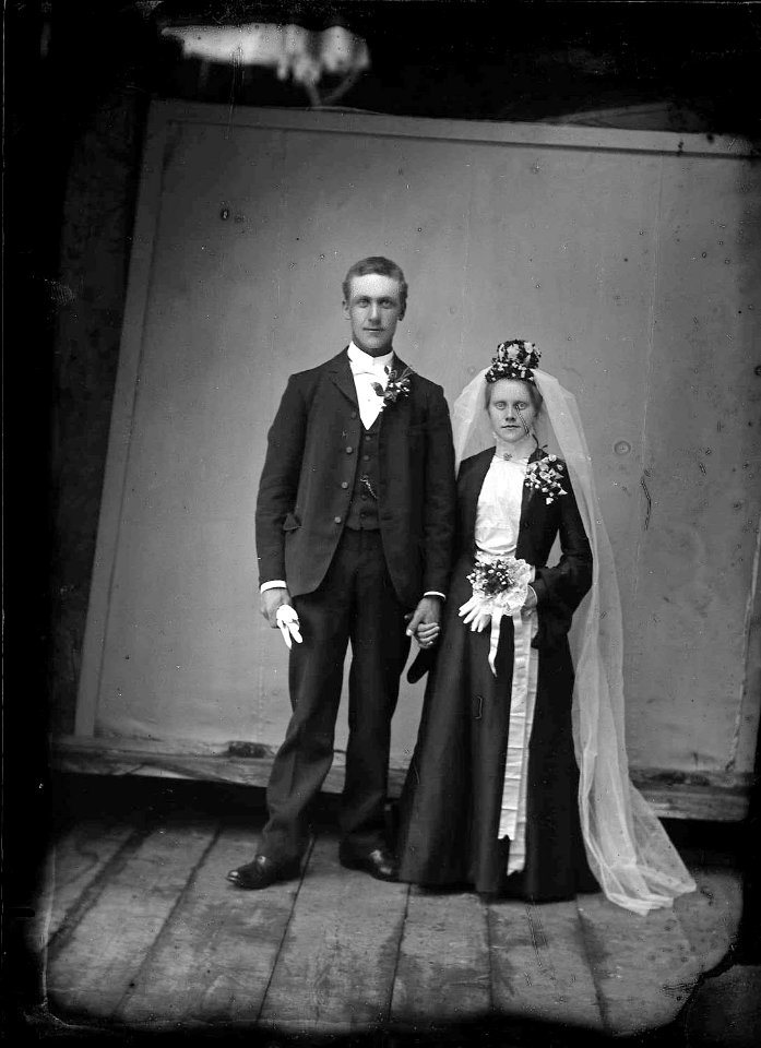 Porträtt av ett brudpar från början av 1900-talet. Lima, Dalarna - Nordiska Museet - NMA.0050956