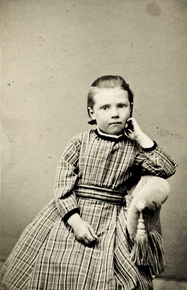 Porträtt av flickan Elfrida Lewin - Nordiska Museet - NMA.0052133