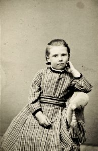 Porträtt av flickan Elfrida Lewin - Nordiska Museet - NMA.0052133