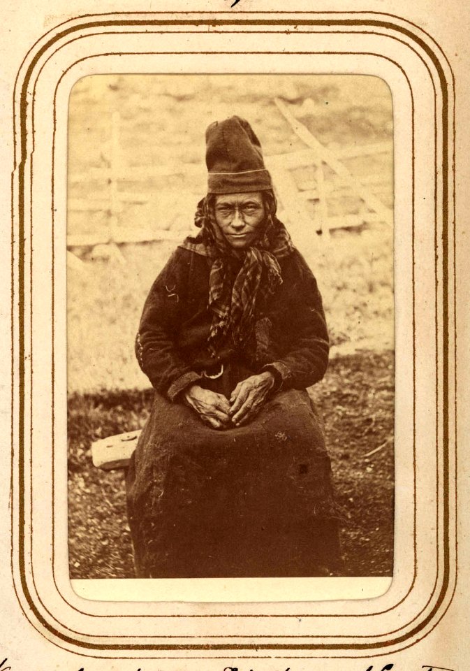 Porträtt av Karin Nilsdotter Finnberg, född Länta, 50 år, Sirkas sameby. Lotten von Düben 1868 - Nordiska Museet - NMA.0033099 1