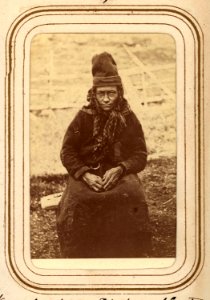 Porträtt av Karin Nilsdotter Finnberg, född Länta, 50 år, Sirkas sameby. Lotten von Düben 1868 - Nordiska Museet - NMA.0033099 1