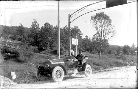 Postanek ob cesti dveh mož v avtomobilu 1910-25