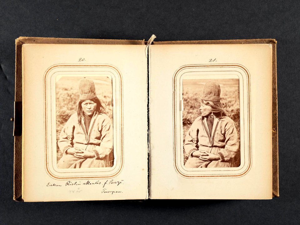 Porträtt av änkan Ristin Menlös f. Pantsi, 44 år, Tuorpons sameby. Lotten von Düben 1868 - Nordiska Museet - NMA.0033102 2