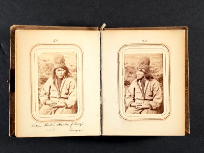 Porträtt av änkan Ristin Menlös f. Pantsi, 44 år, Tuorpons sameby. Lotten von Düben 1868 - Nordiska Museet - NMA.0033102 2