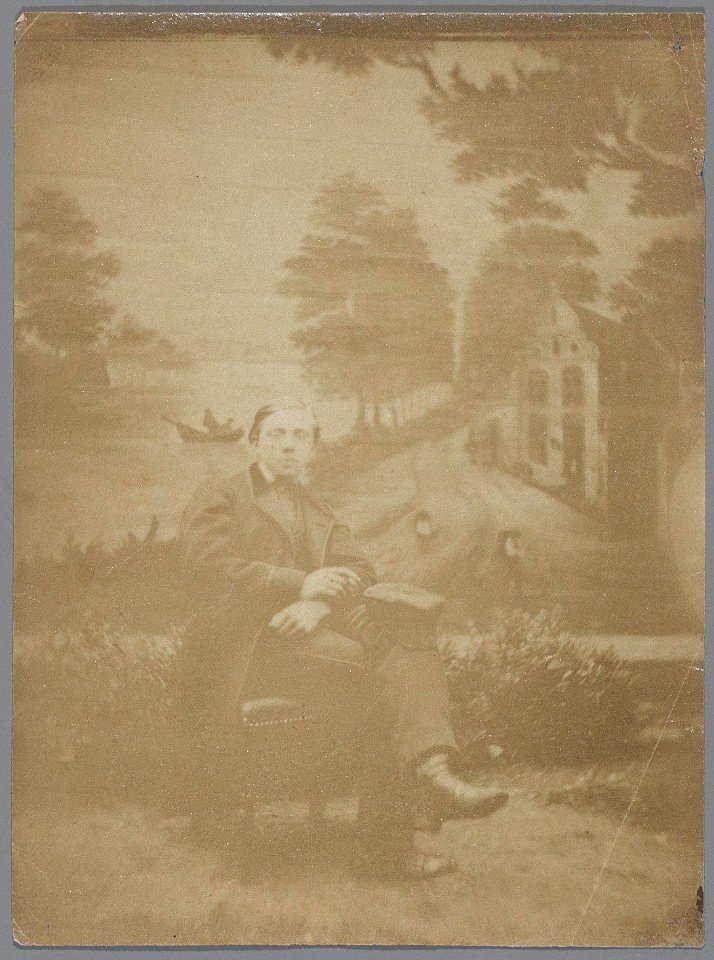 Portret van een jongeman ten voeten uit, op stoel, in de tuin van werf De Reus (max res)