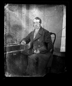 Portret van een onbekende man met donker haar en bakkebaarden (max res)