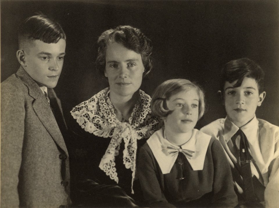 Portret van mevrouw Hondius-Crone en haar kinderen, Toni Arens-Tepe, 1935 BK-D-1967-203-3 (cropped)