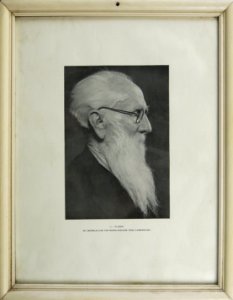 Portretfoto Uilke Jans Klaren (1852-1947), grondlegger van de Nederlandse speeltuinbeweging, ingelijst, objectnr 1334