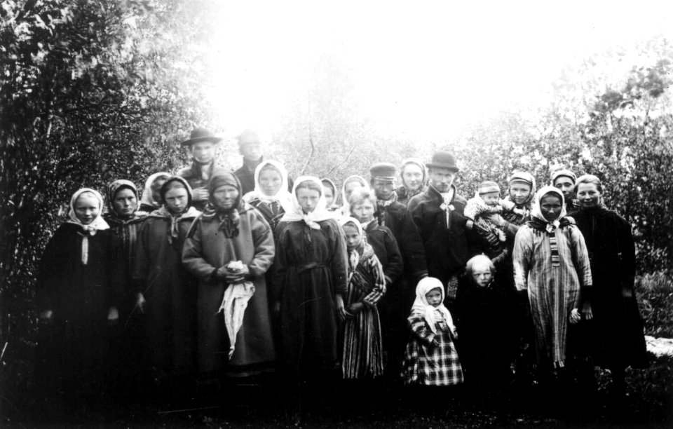 Portrett av en samling ukjente samer, Sør-Varanger, Finnmark, ant. 1900-1910 - Norsk folkemuseum - NF.06725-005