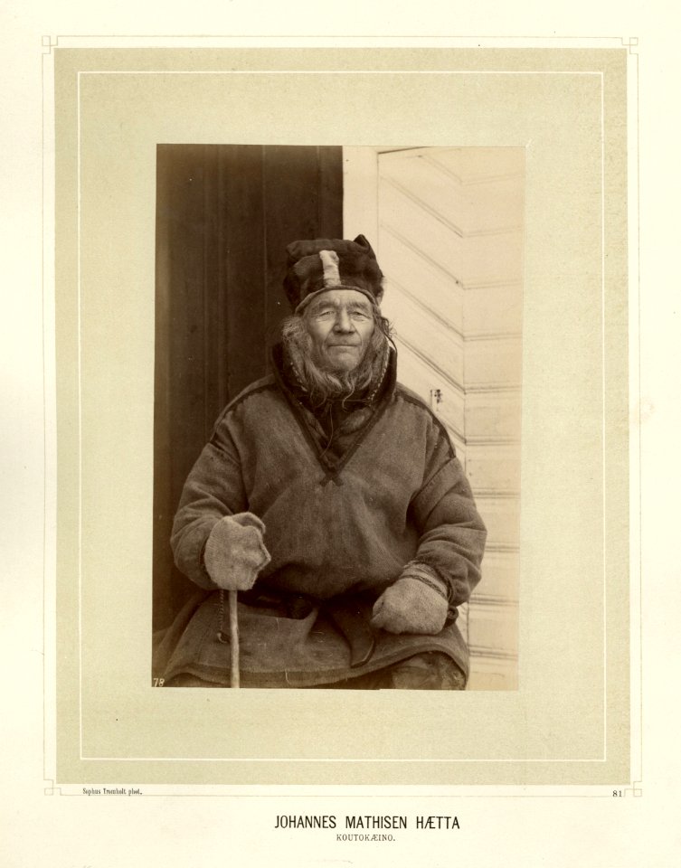 Portrett av Johannes Mathisen Hætta i kofte - Norsk folkemuseum - NF.15006-082