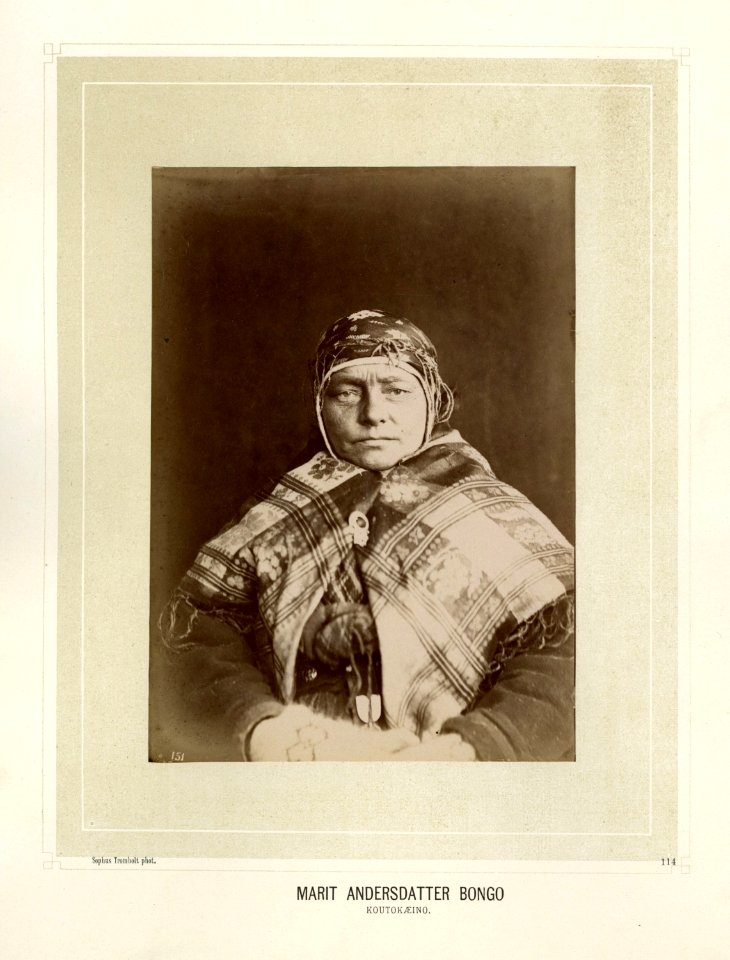 Portrett av Marit Andersdatter Bongo med kofte og sjal - Norsk folkemuseum - NF.15006-108