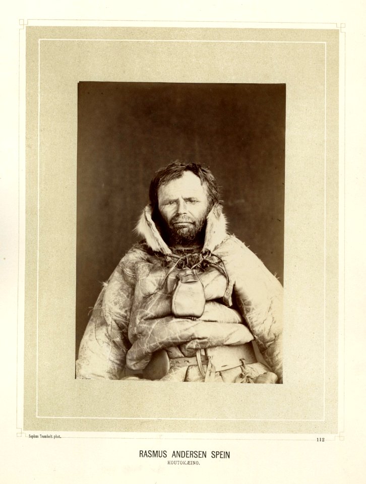 Portrett av Rasmus Andersen Spein med pesk og skinnpung rundt halsen - Norsk folkemuseum - NF.15006-107