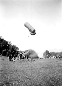Positionsgeschütze in Feuerstellung und darüber ein Beobachtungsballon - CH-BAR - 3241664