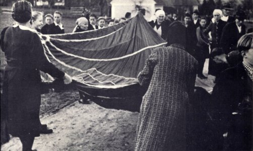 Pospravljanje zavezniških padal v zgornji Savinjski dolini