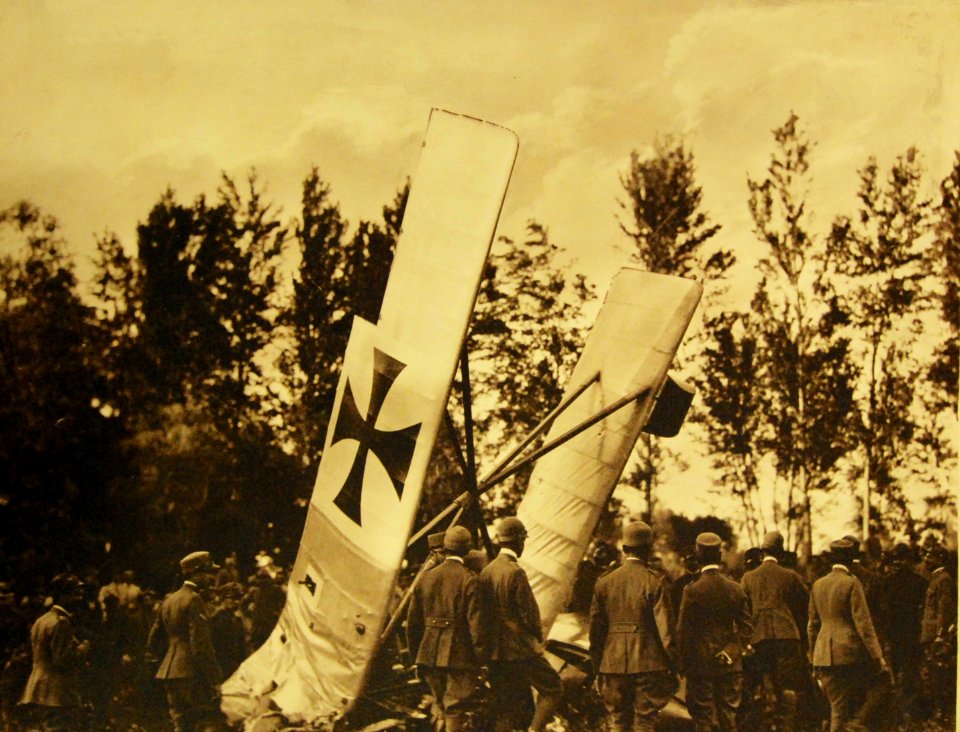 Possible Austrian plane shown down during the Italian offensive of May 1917 (28800116455)