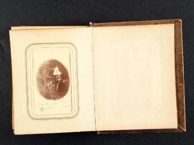 Porträtt av Amma Andersson Paval, Tuorpon. Lotten von Düben 1868 - Nordiska Museet - NMA.0033136 2