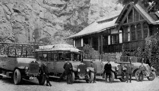 Postomnibusse vor dem Kyffhäuser-Hotel