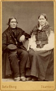 Porträtt av ett par iklädda folkdräkter. Olof Persson och Sigrid Lardotter - Nordiska Museet - NMA.0042858 photo