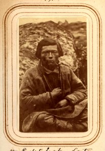 Porträtt av Nils Paulus Larsson Länta, 26 år, Sirkas sameby. Lotten von Düben 1868 - Nordiska Museet - NMA.0039040 1