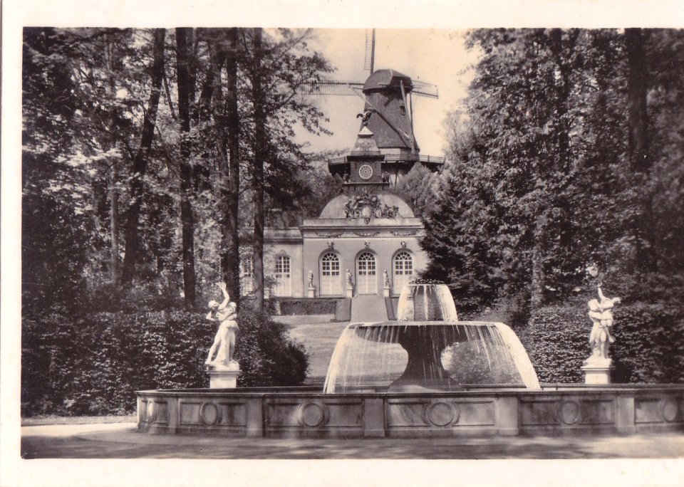 Potsdam - Sanssouci, Alemanha, Meados do Sec. XX, Castelo de Sanssouci, Fonte, Relógio e Moinho histórico, Arquivo de Villa Maria, Angra do Heroísmo, Açores.
