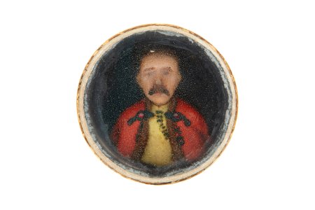 Porträtt i vax av man i gul skjorta med svart snörning, röd rock med svart snörmakeri - Skoklosters slott - 93244 photo