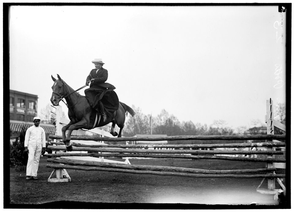 POTTS, MRS. ALAN. HORSE SHOW LCCN2016865456