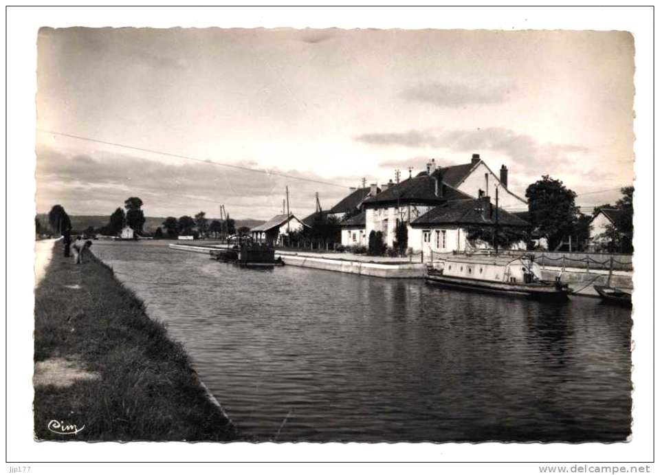 Pouilly-en-Auxois, Le Toueur electrique de 1893 Remorqueur mu à l´electricite du canal de Bourgogne dans le bassin
