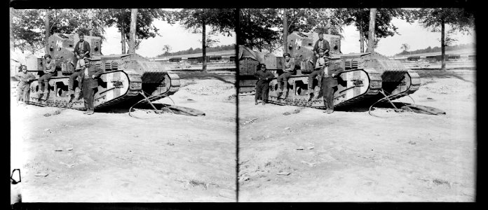Poulainville. Tank anglais - Fonds Berthelé - 49Fi1268