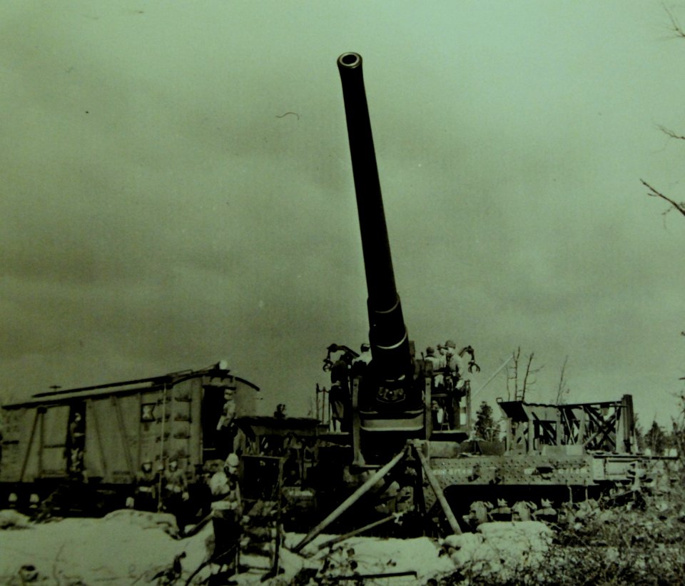 Powerful 16 coastal defense gun mounted on railroad car with crew, WWII (23313165119)