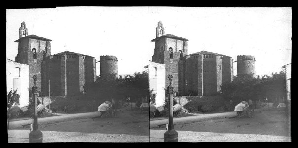 Posterior de l'església de Santa Maria i creu de terme de Tremp amb un carro